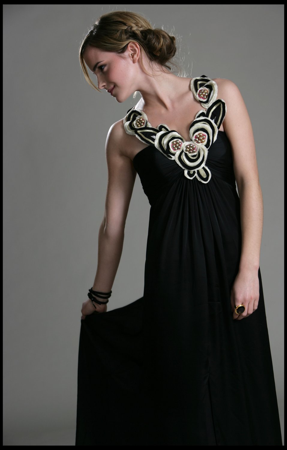 cbveBwny Emma Watson Black Dress 02.jpg